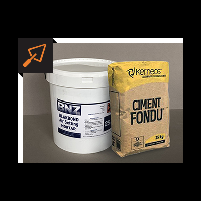 Balde branco de argamassa BNZ ao lado de saco de cimento Kerneos CIMENT FONDU