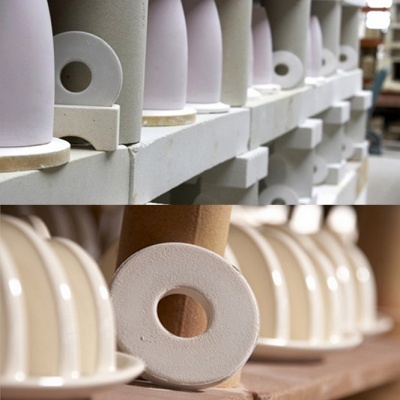 Formas de cerâmica crua em prateleiras numa oficina