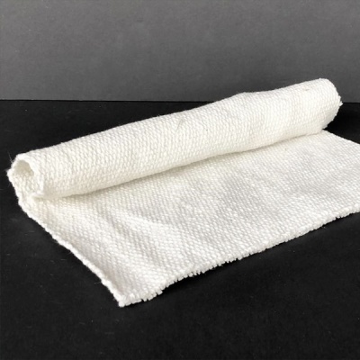 Pano branco texturizado parcialmente enrolado sobre fundo preto e cinza