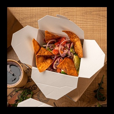 Embalagem comida mexicana com nachos e acompanhamentos