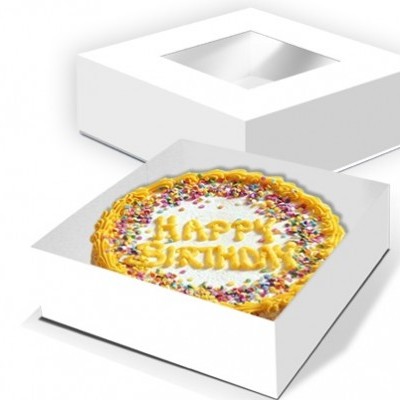 Bolo de aniversário em caixa branca com texto 'HAPPY BIRTHDAY'