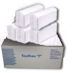 Pacote de toalhas descartáveis brancas empilhadas sobre uma caixa com texto