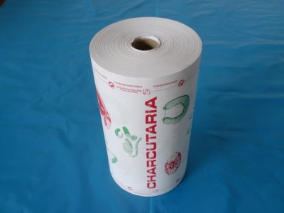 Rolo de papel impresso com a palavra CHARCUTARIA e desenhos de alimentos sobre superfície azul