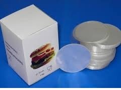 Caixa branca com imagem de hambúrguer e copos descartáveis brancos empilhados