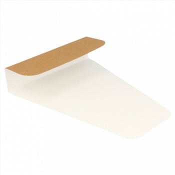 Envelope branco com aba castanha pendurada