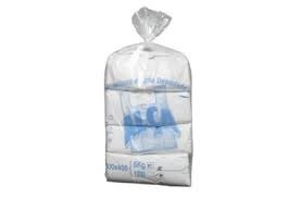 Saco plástico transparente com quatro garrafas de água mineral Evian