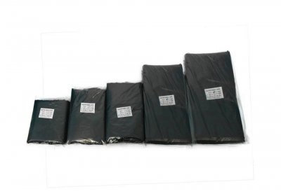 sacos ou capas pretas de vários tamanhos embalados e etiquetados