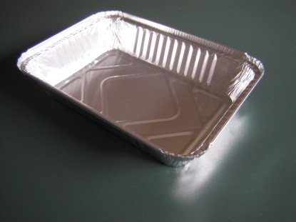 Tabuleiro descartável retangular de alumínio prateado sobre superfície cinza