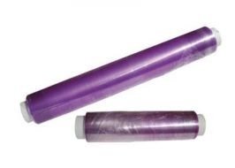 Dois rolos de película aderente plástica roxa em fundo branco