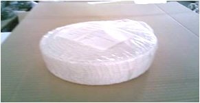 Roda embrulhada em plástico sobre superfície castanha