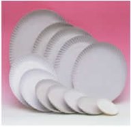 Conjunto de pratos descartáveis de papel branco empilhados sobre fundo rosa