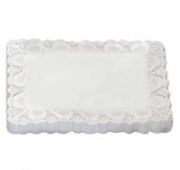 Tapete retangular branco com borda rendada floral.