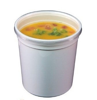 Recipiente branco com sopa de legumes amarela