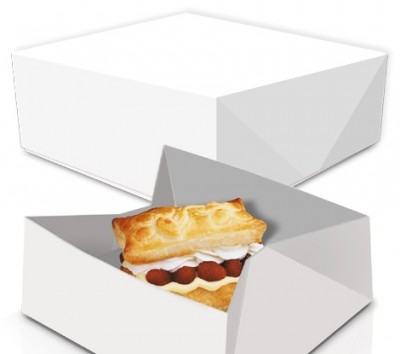 Caixa branca aberta com pastelaria folhada, creme e frutos vermelhos