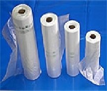 Rolos de película plástica transparente de vários tamanhos sobre tecido azul