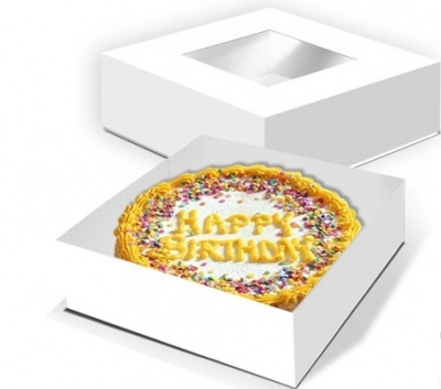 Bolo de aniversário dentro de caixa branca com janela transparente