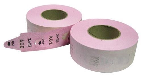 Rolos de papel cor-de-rosa com texto preto e interior verde.