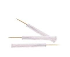 Três espátulas de madeira embaladas em papel branco sobre fundo branco