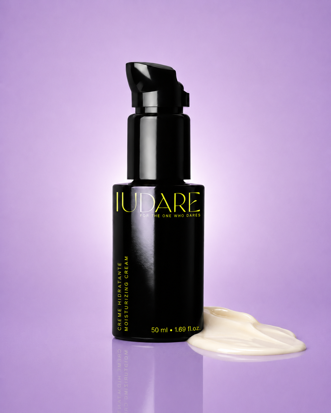 CREME HIDRATANTE Frasco preto de creme hidratante com creme branco ao lado em fundo lilás