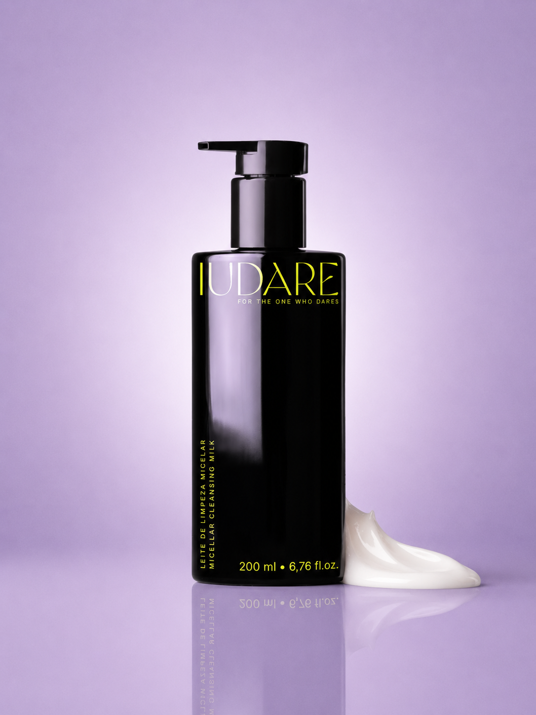 LEITE DE LIMPEZA MICELAR Frasco preto com doseador de Leite de Limpeza Micelar IUDARE sobre fundo lilás