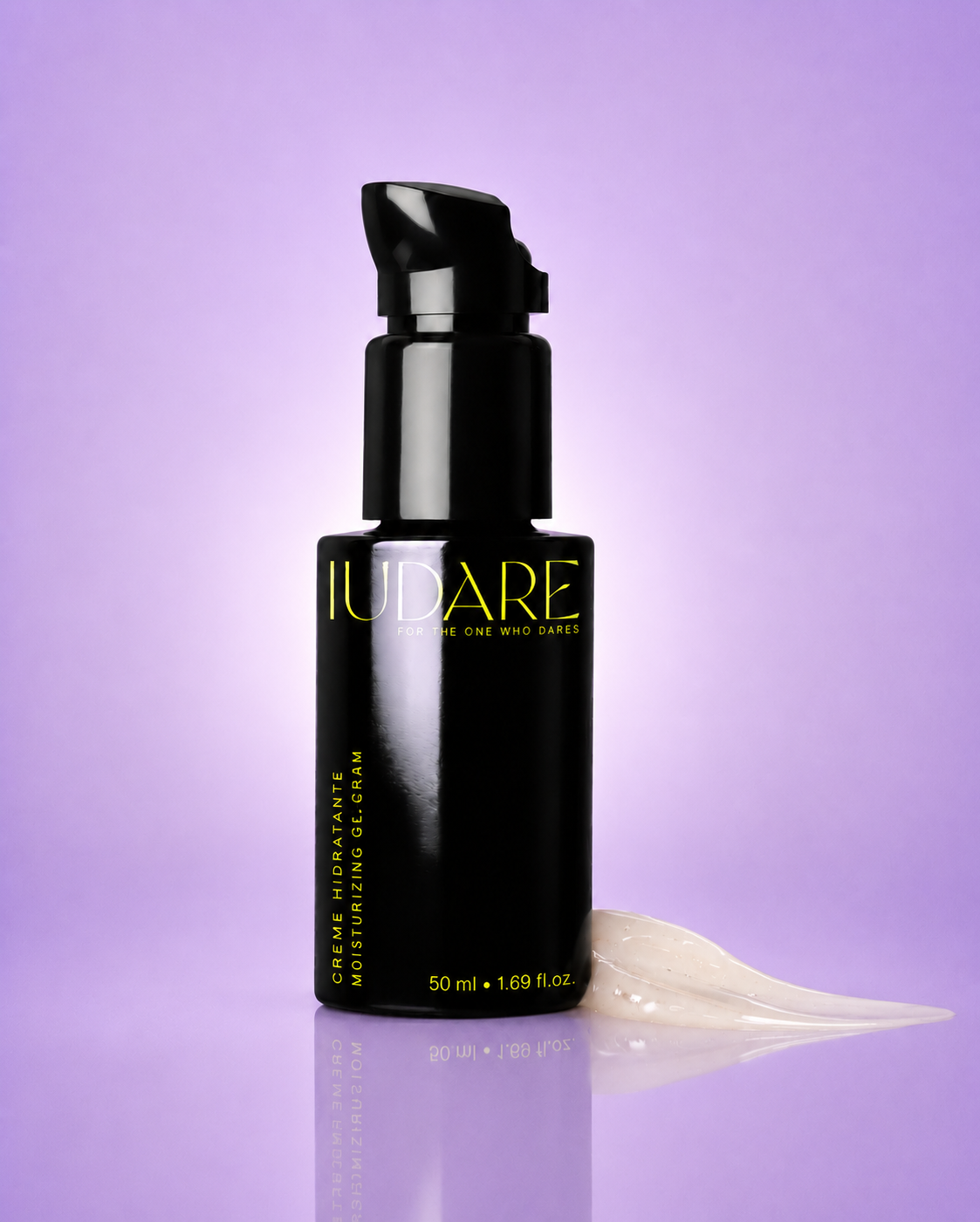 GEL-CREME HIDRATANTE Frasco de creme hidratante preto com doseador e texto amarelo sobre fundo lilás