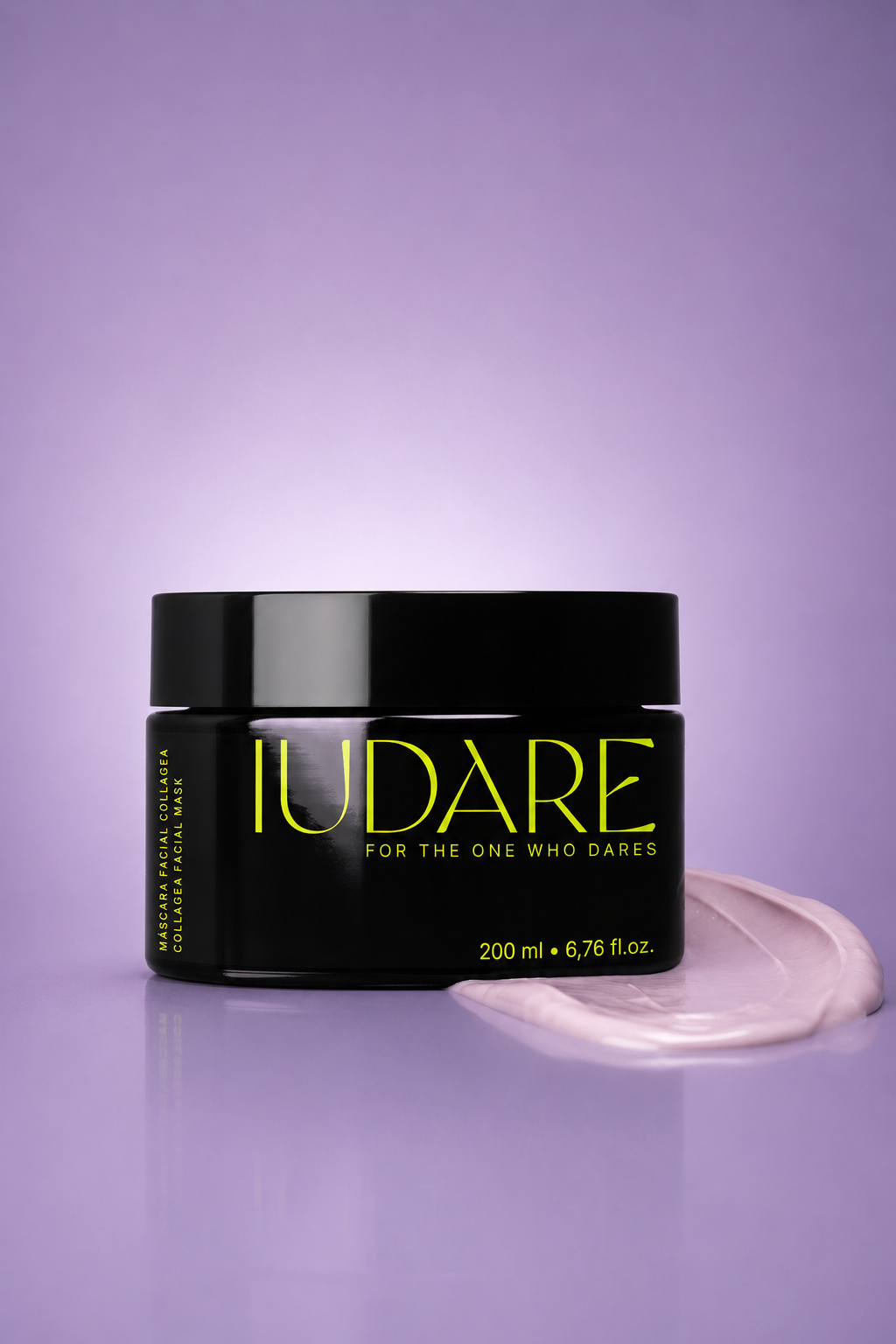 MÁSCARA FACIAL COLLAGEA Frasco preto de máscara facial com texto amarelo em fundo roxo.