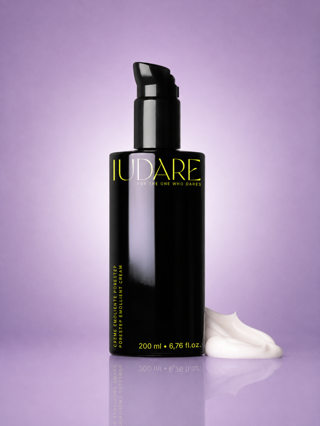CREME EMOLIENTE PORESTEP Frasco preto de creme IUDARE com doseador, texto amarelo, creme branco ao lado, fundo lilás.