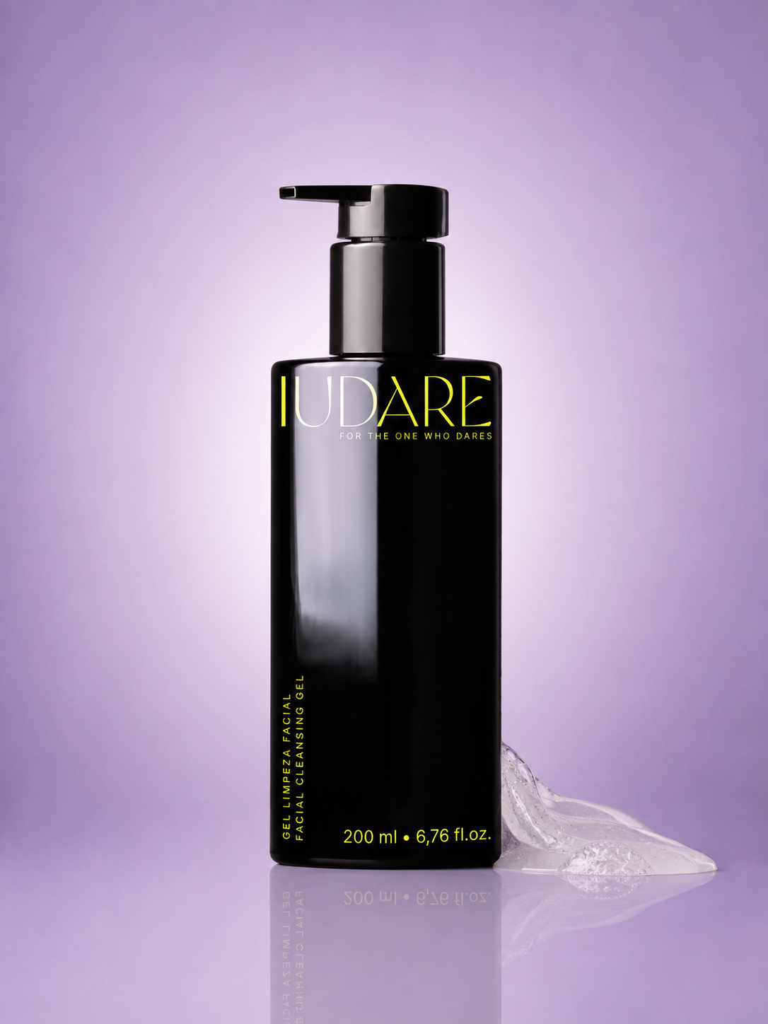GEL DE LIMPEZA FACIAL Frasco preto brilhante com doseador e gel transparente sobre superfície roxa