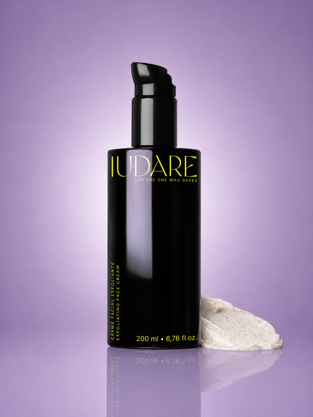 CREME FACIAL ESFOLIANTE Frasco preto de creme facial esfoliante com textura cremosa branca ao lado, fundo roxo.
