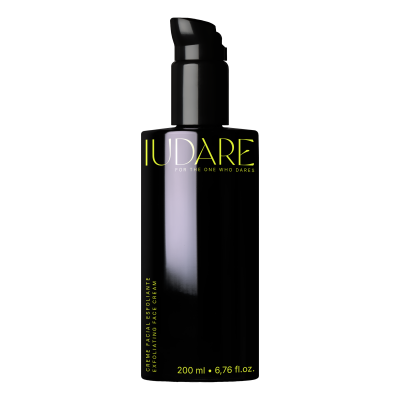 Frasco preto de creme esfoliante facial IUDARE com doseador