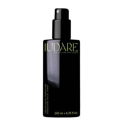 Frasco preto com borrifador de tónico facial IUDARE