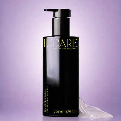 Frasco preto brilhante com doseador e gel transparente sobre superfície roxa