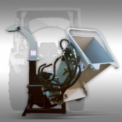 Triturador metálico de ramos com mangueiras hidráulicas em fundo cinzento