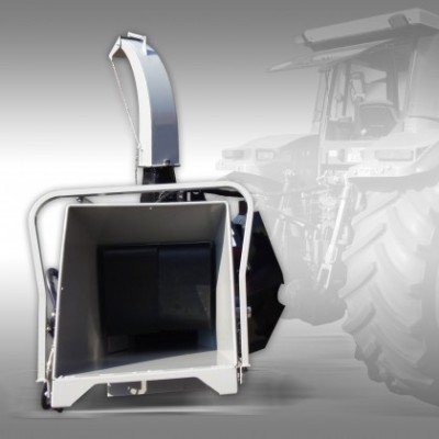 Trituradora agrícola branca e cinza ligada a trator