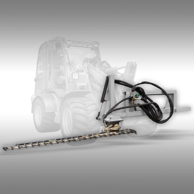 Anexo hidráulico metálico com lâmina cortante e cabos pretos para trator, fundo cinzento.