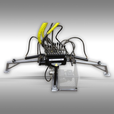 Equipamento industrial metálico com vários braços e mangueiras