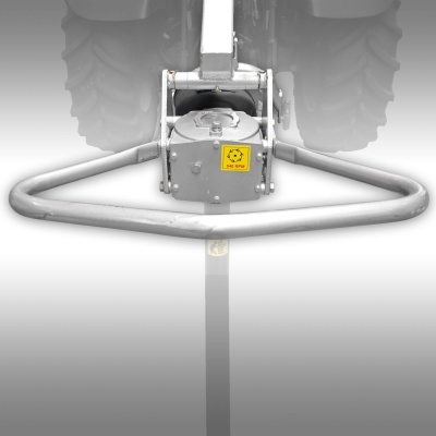 Parte frontal em metal cinzento de uma máquina agrícola com pneus e autocolante amarelo