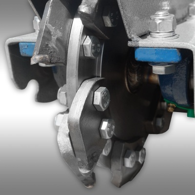 Peça metálica industrial com parafusos e partes azuis e cinzentas