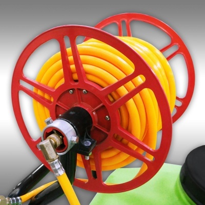 Enrolador de mangueira vermelho com mangueira amarela
