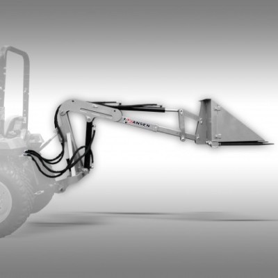 Braço hidráulico metálico com pá quadrada montado em veículo agrícola