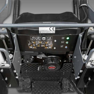 Detalhe do motor e painel de controlo da máquina industrial