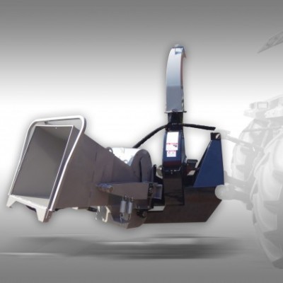 Máquina agrícola metálica cinzenta e preta com tubo de descarga curvado