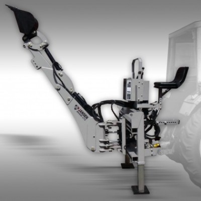 Braço mecânico cinza e preto ligado a trator branco com assento preto