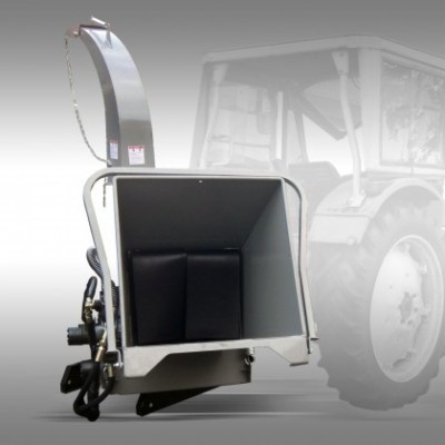 Triturador agrícola metálico cinzento montado em fundo com trator