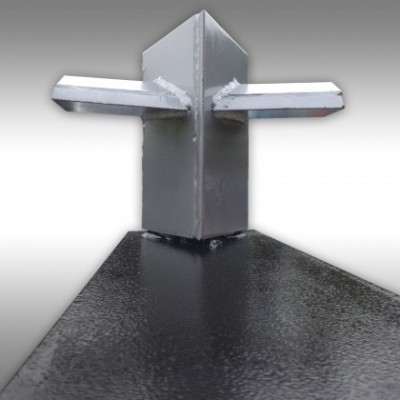 Estrutura metálica cinza e preta com barras transversais