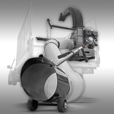 Máquina industrial para aspiração com tubo flexível e motor montada em veículo de carga