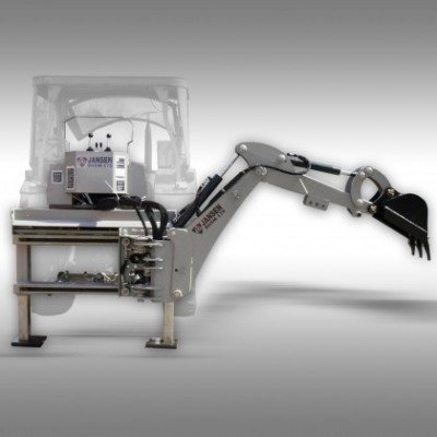 Máquina agrícola metálica com braço articulado e garra preta, caixa branca com texto