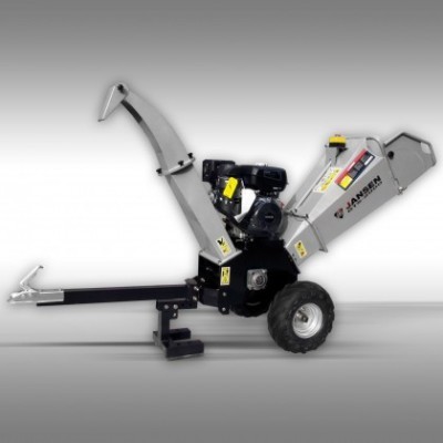 Triturador de madeira metálico cinza e preto com motor a gasolina e rodas de borracha