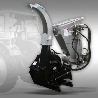 máquina agrícola metálica cinza e preta com tubos hidráulicos junto a trator