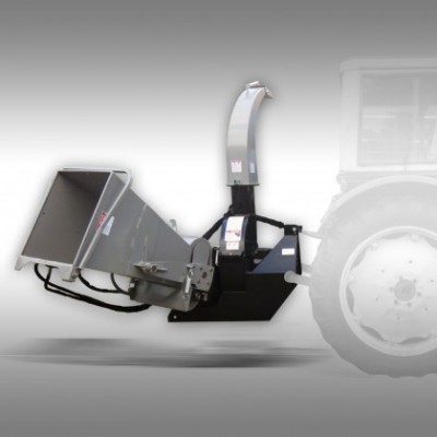 Triturador agrícola cinzento e preto fixado a trator branco